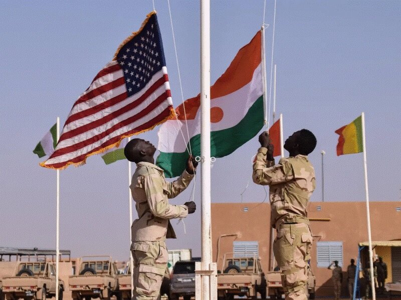 Drapeau Niger USA monte par soldats nigeriens