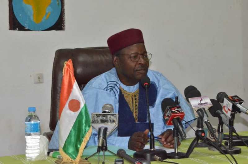 Mahamane Ousmane drapeau Niger et micro