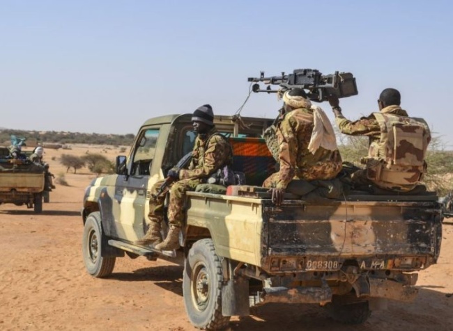 Mali : les FAMa disent avoir repoussé des attaques coordonnées contre cinq positions militaires, le FLA revendique plusieurs offensives