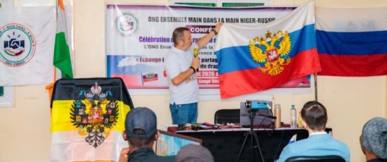 Journée du drapeau russe : l’ONG EMMNR célèbre à Niamey le tricolore russe et renforce les liens d’amitié Niger-Russie