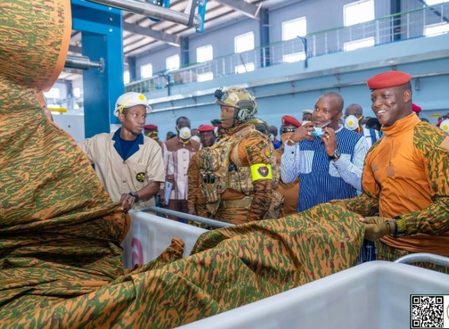 Burkina : le Président Traoré inaugure un complexe industriel textile militaire de 17 milliards FCFA mobilisés « sans crédit »
