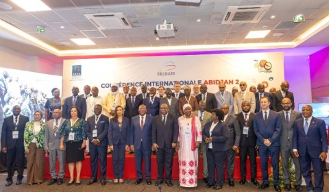 IA et réseaux sociaux : à Abidjan, l’Afrique anticipe les enjeux d’une régulation numérique équilibrée