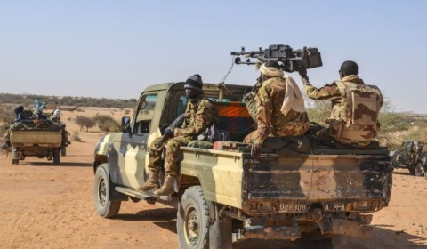 Mali : les FAMa disent avoir repoussé des attaques coordonnées contre cinq positions militaires, le FLA revendique plusieurs offensives