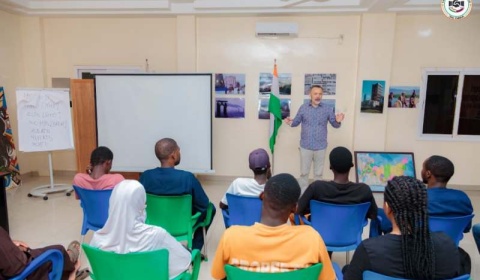 À Niamey, les cours gratuits de russe de l’ONG Ensemble Main dans la Main Niger–Russie (EMMNR) continuent d’attirer de nouveaux apprenants