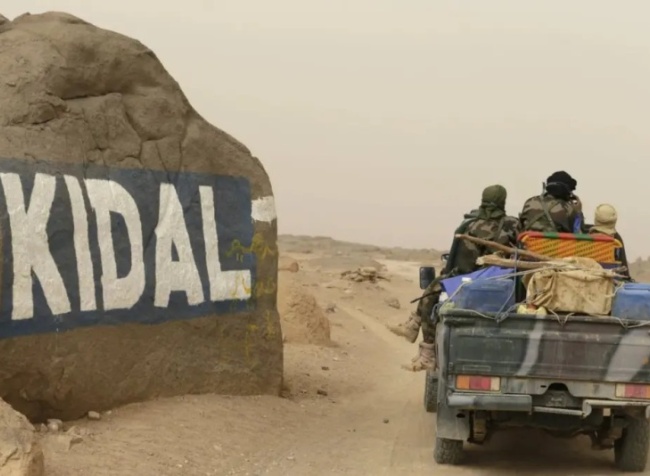 Mali : l’armée fait monter la pression sur Kidal avec des manœuvres militaires d’envergure appuyées par des frappes aériennes dans la zone