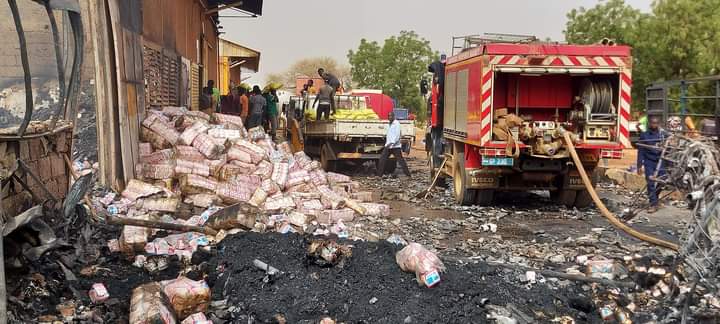 incendie-dans-la-zone-industrielle-de-niamey-des-magasins-de-stockage-ravages-par-un-violent-feu