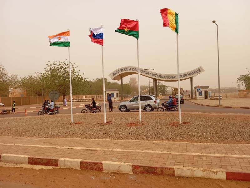 Rd point Niamey drapeau AES Russie BIS3
