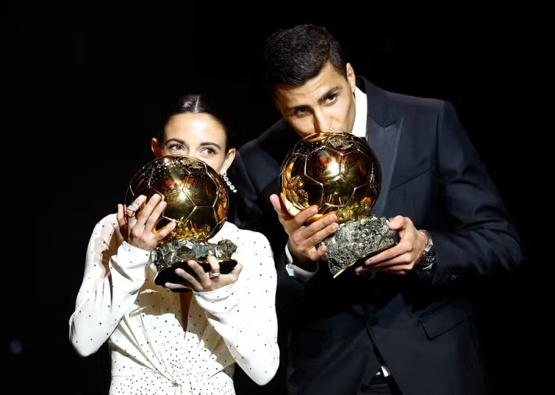 Aitana Bonmati et Rodri embrassent leurs Ballon or