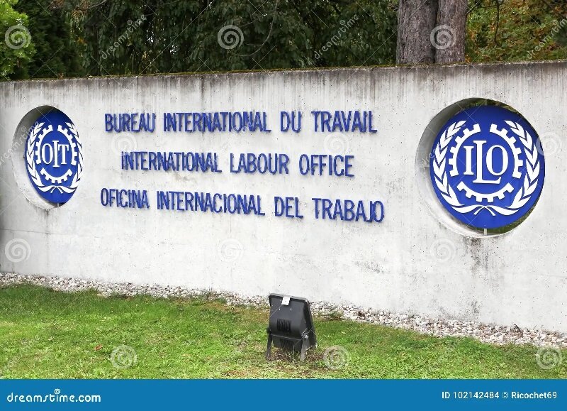 logo de bureau international du travail sur un mur 102142484