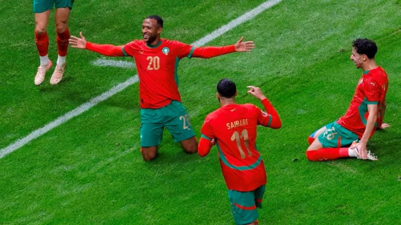 Ayoub El Kaabi celebre avec ses coéquipiers son but exceptionnel