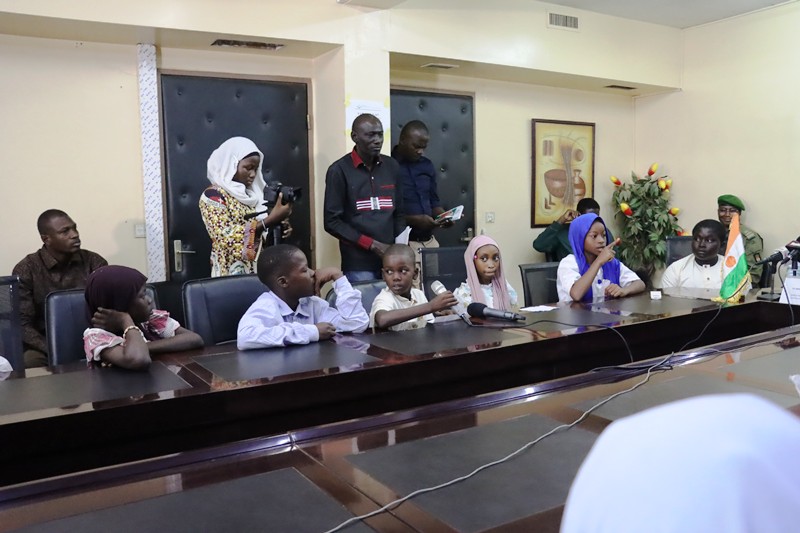 Enfants reporters au ministere population BIS1