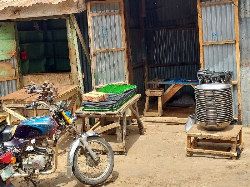 Gusau Zamfara Entree boutique du marche de Polo vendant outils excavation or