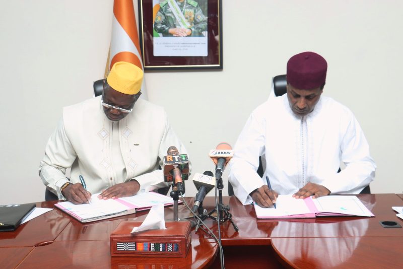 Signature convention Ali Mahaman Lamine Zeine Mamadou Tangara BIS