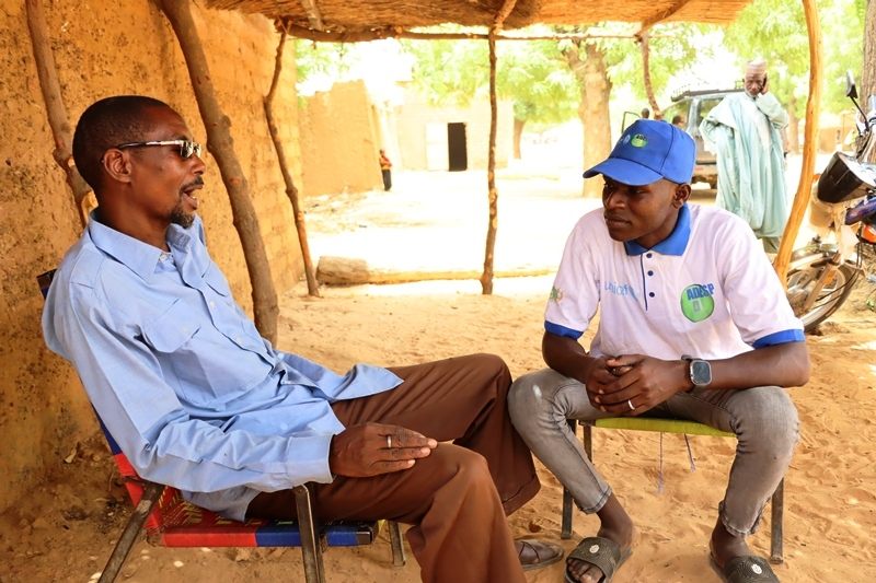Yasser Rabe en discussion avec chef menage