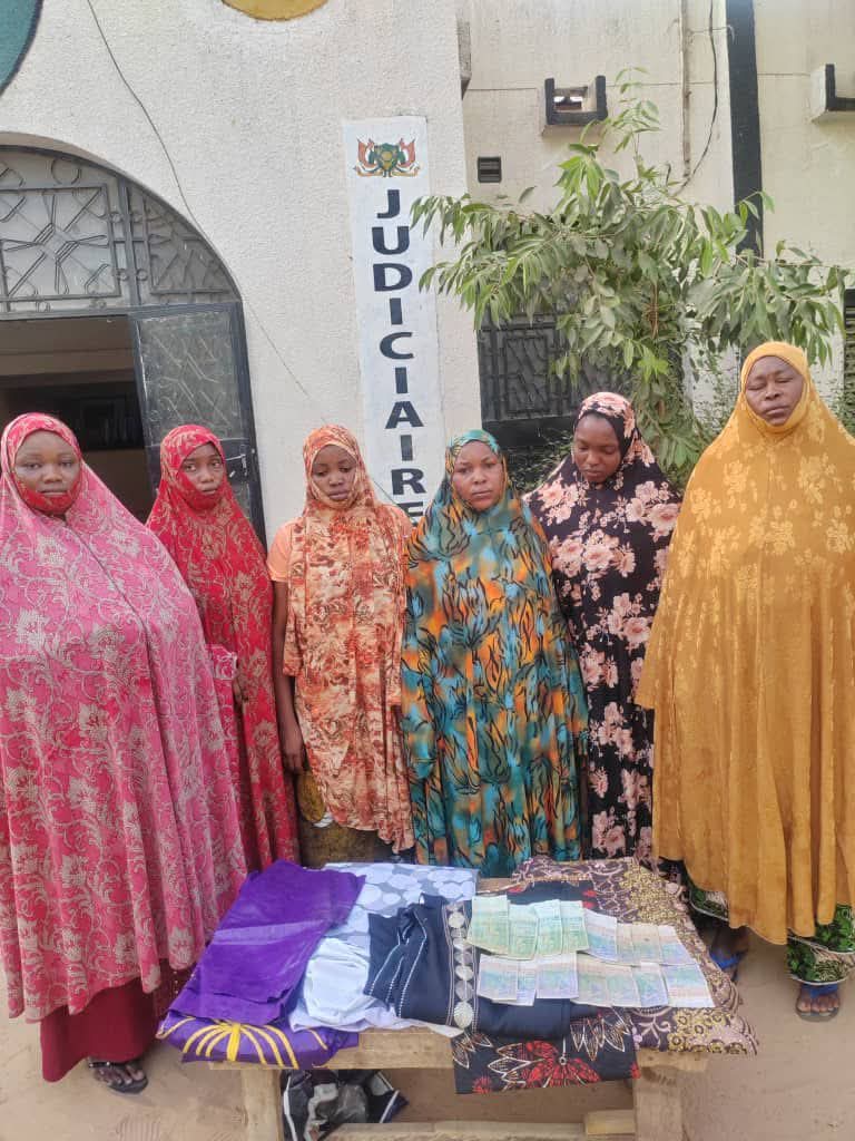 femmes voleuse Bazin marche Dolle Zinder
