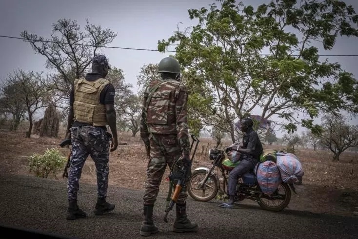 policier et un soldat beninois poste controle Porga