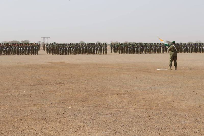 presentation au Drapeau national recrues Dosso BIS