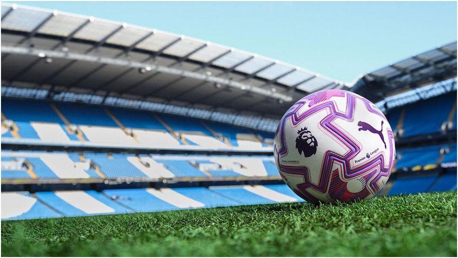 Ballon de Premier League posé sur la pelouse d'un stade de football
