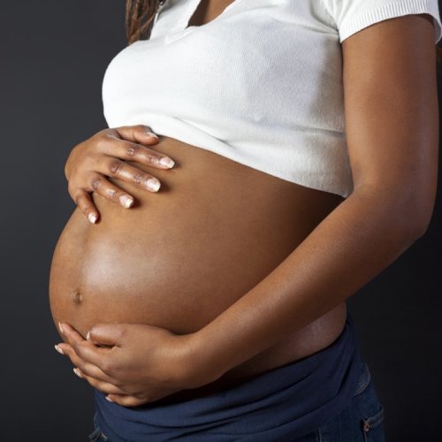 femme-enceinte-noire