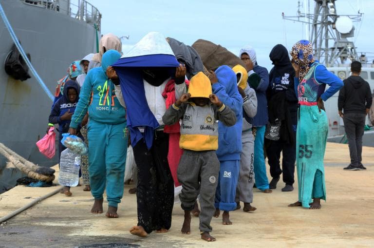 Des migrants arrivent a une base navale de Tripoli min