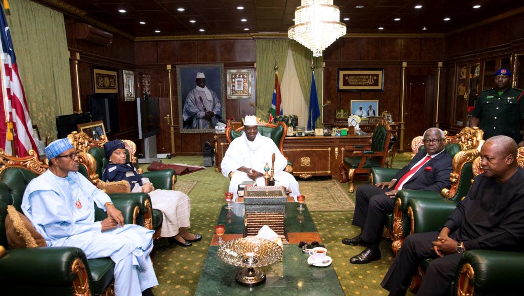La delegation de la Cedeao en discussion avec Yahya Jammeh 