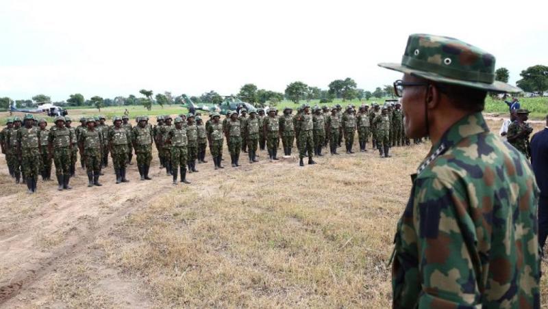 Muhammadu Buhari devant ses soldats 