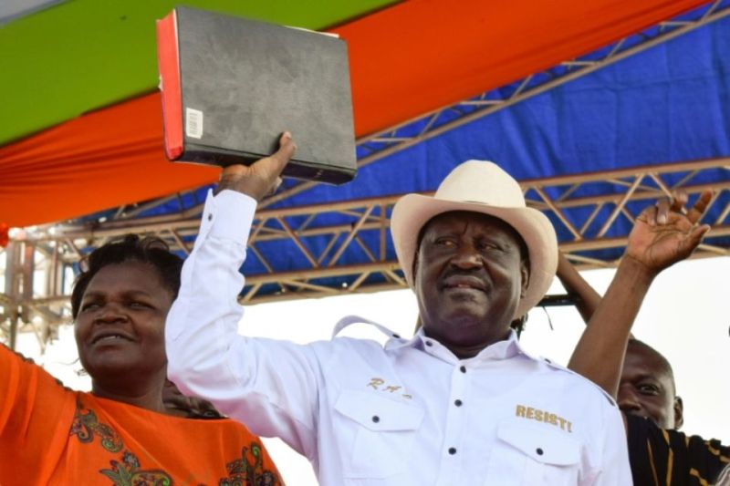 Raila Odinga brandit une bible