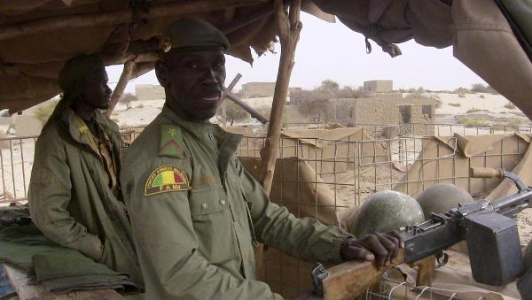 Soldats maliens en faction le 2 mai 2016 Tombouctou