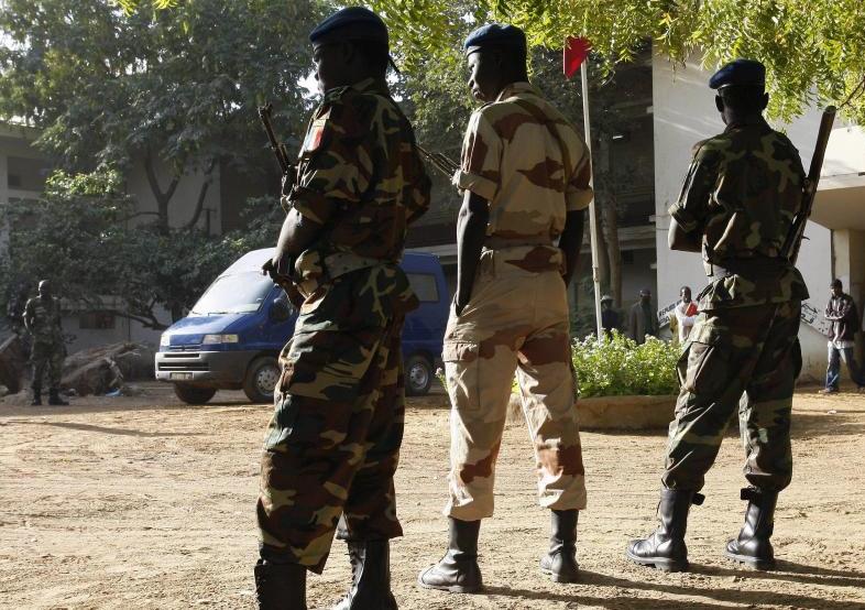 Soldats tchadiens debout