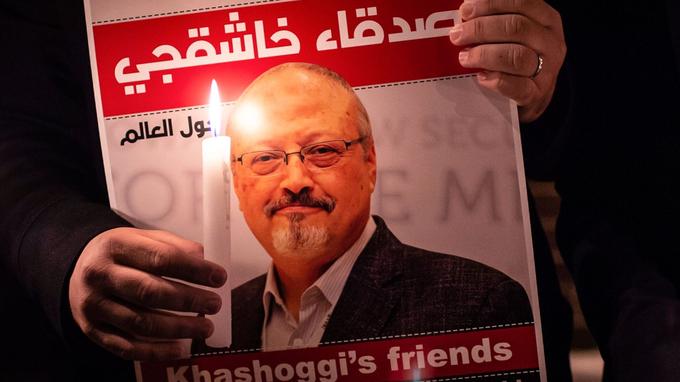 Un manifestant brandit une image de Jamal Khashoggi