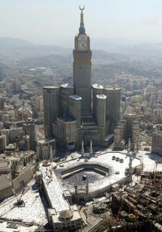 Vue aerienne de la Tour de lHorloge surplombant la Grande Mosquee de La Mecque