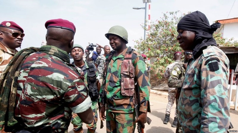 autorites militaires ivoiriennes saluent mutins a Bouake min