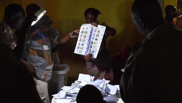 depouillement votes dans bureau de vote Ndjamena