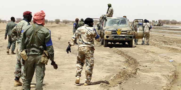 des soldats maliens en patrouille