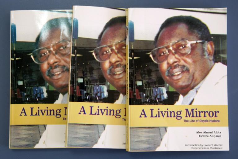 exemplaires livre consacre au journaliste gambien Deyda Hydara