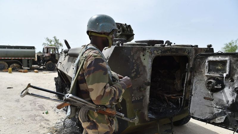 soldat nigerien devant vehicule detruit lors attaque boko haram bosso.jpg