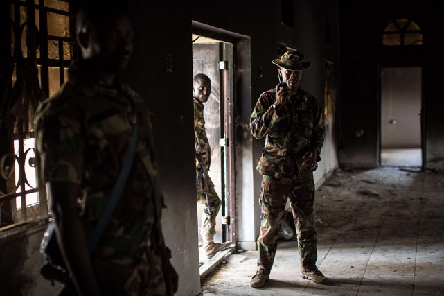 soldats-nigerians-inspectent-batiment-servi