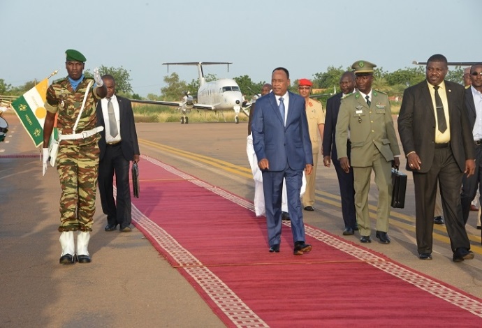 Issoufou tapis rouge aeroport dsc 5672