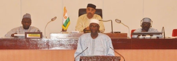 Saidou Sidibe repondant aux questions des deputes