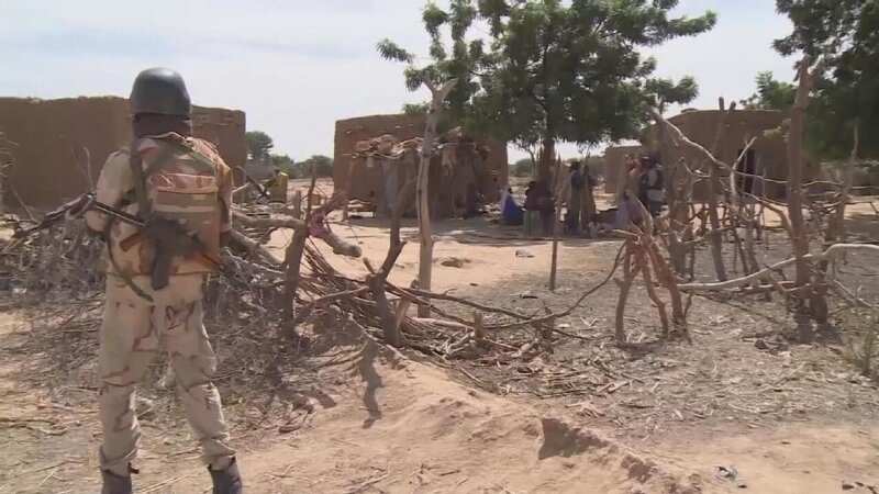 soldats nigeriens dans un village du Niger