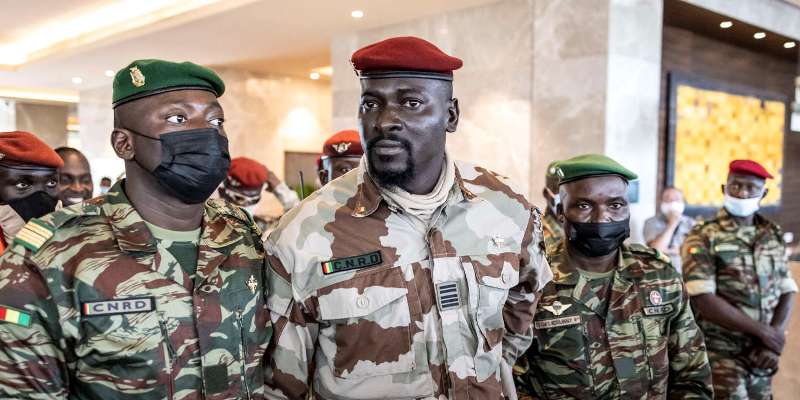 Colonel Mamady Doumbouya et militaires