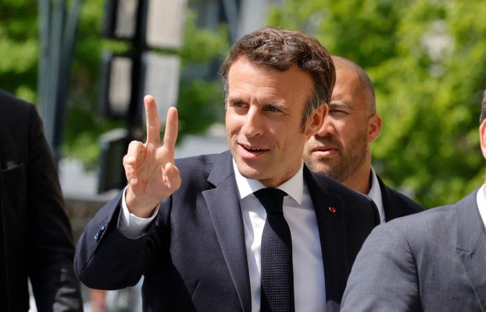 Emmanuel Macron signe du doigt