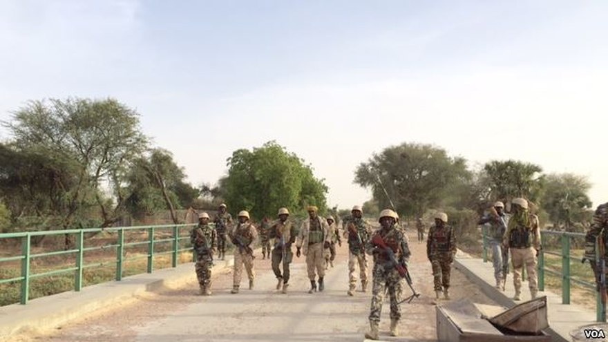 Militaires nigeriens sur le pont Doutchi