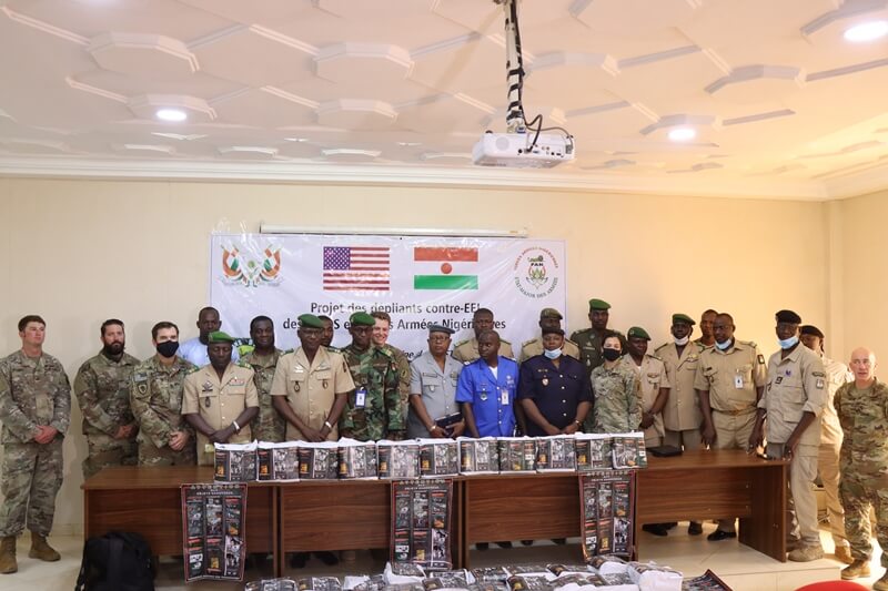Remise depliant contre EEI USA Niger