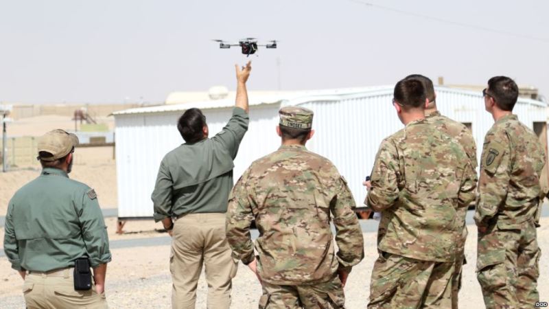 militaires americains regardent demonstration utilisation drone