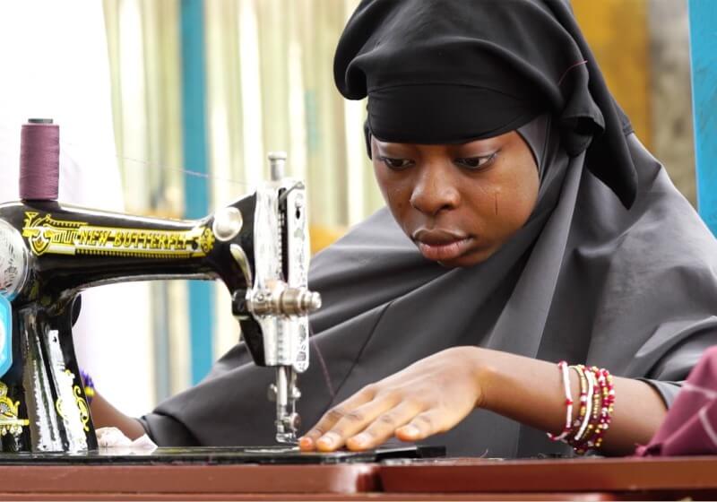 nigerienne apprend couture