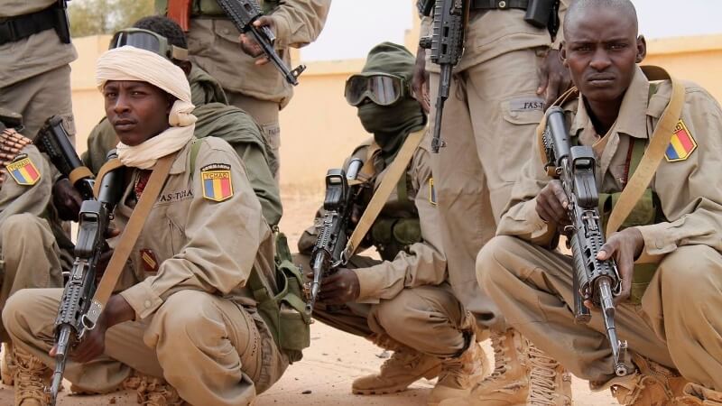 soldats tchaidiens drapeau