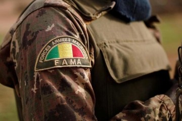 Mali : l’Armée ouvre une enquête suite à la publication d’une vidéo montrant un présumé soldat en train d’éventrer un cadavre pour en manger le foie