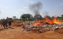 Niamey : plus de 6.400 articles de chicha et 30 tonnes de produits périmés incinérés