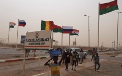 Embellissement urbain et coopération internationale : les ronds-points de Niamey ornés des drapeaux de l'AES et de la Russie 